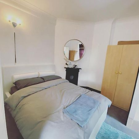 Complete 1 Bedroom Apartment With Wi-Fi, Kitchen, Tv In Heart Of Chiswick, Londres Extérieur photo