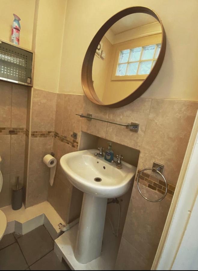 Complete 1 Bedroom Apartment With Wi-Fi, Kitchen, Tv In Heart Of Chiswick, Londres Extérieur photo